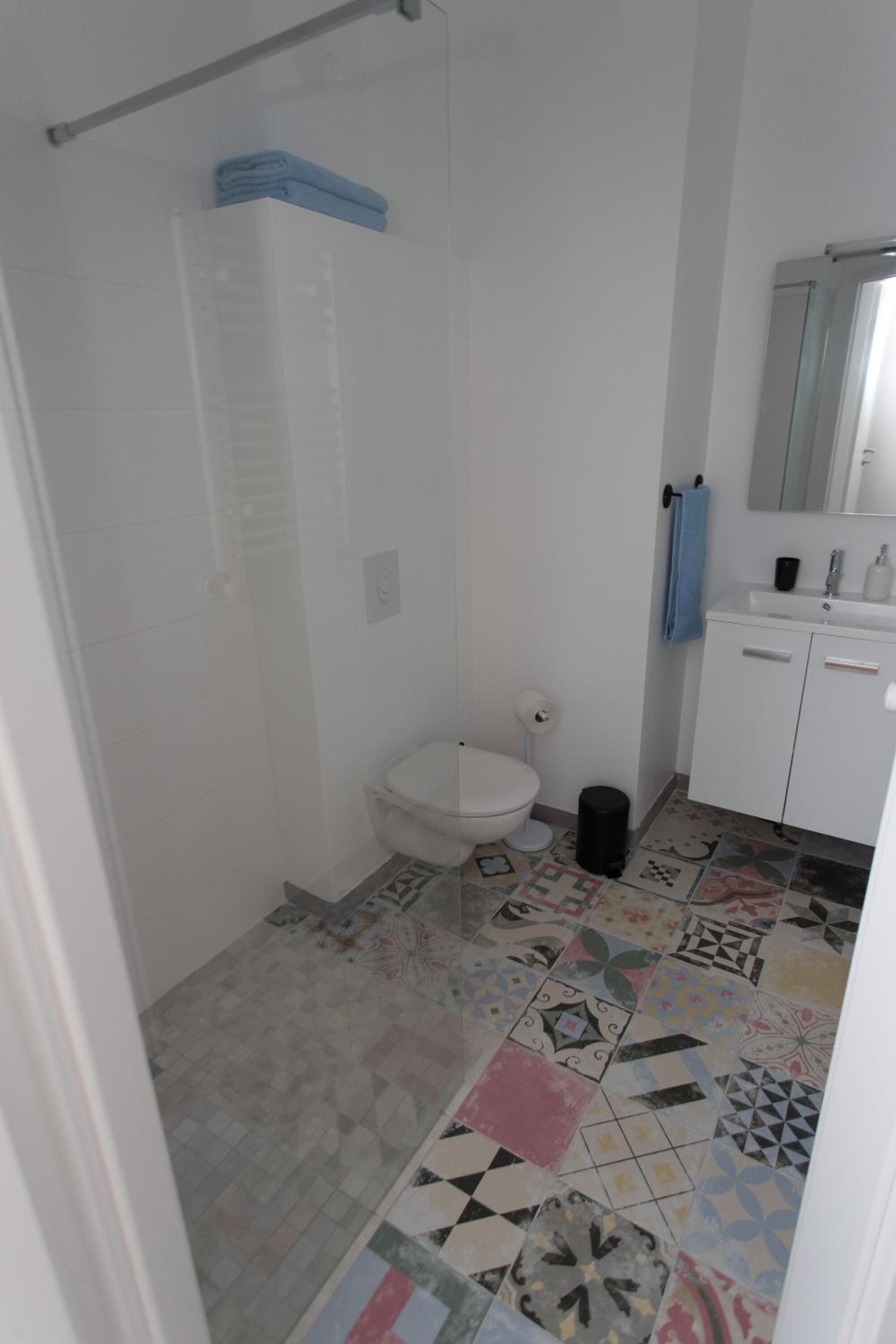 Ein Badezimmer mit Dusche, Toilette und Waschbecken.
