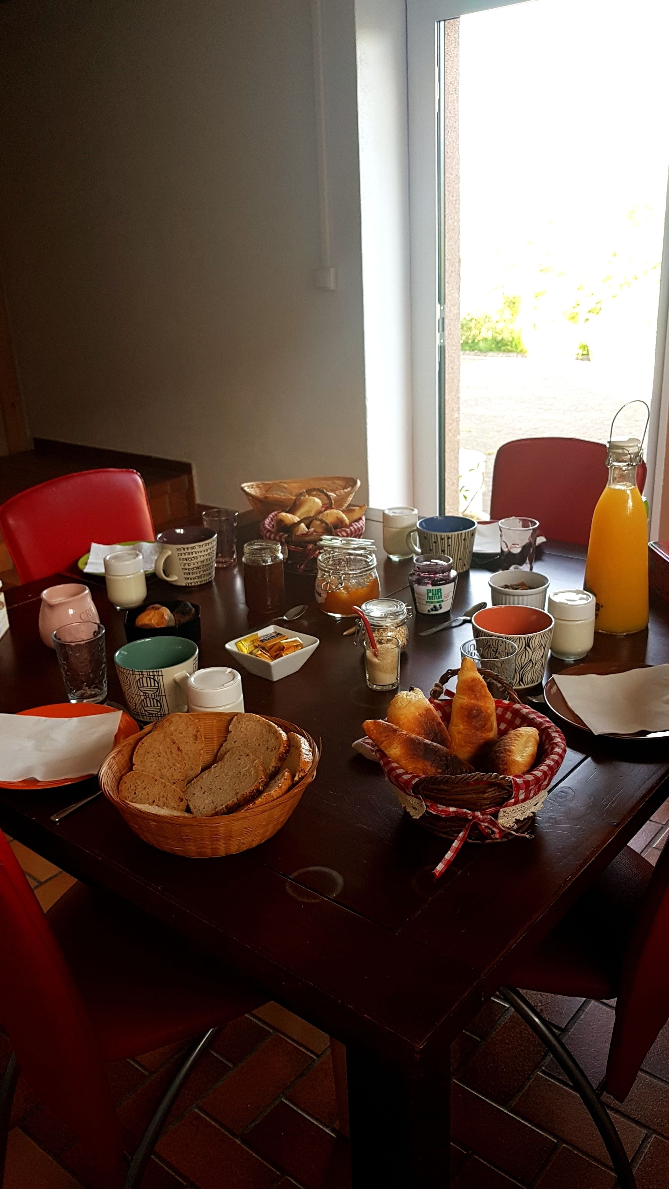 Ein Esstisch mit Brot, Gebäck und Getränken.