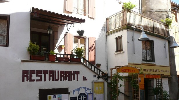 Un edificio con un letrero que dice "RESTAURANT" y "HOTEL".