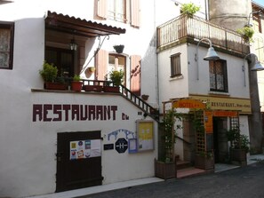 Un edificio con un letrero que dice "RESTAURANT" y "HOTEL".