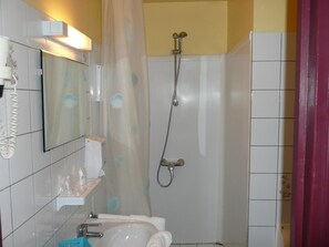 Shower, free toiletries, hair dryer, towels - Hôtel Restaurant Du Pont Vieux (Camares)