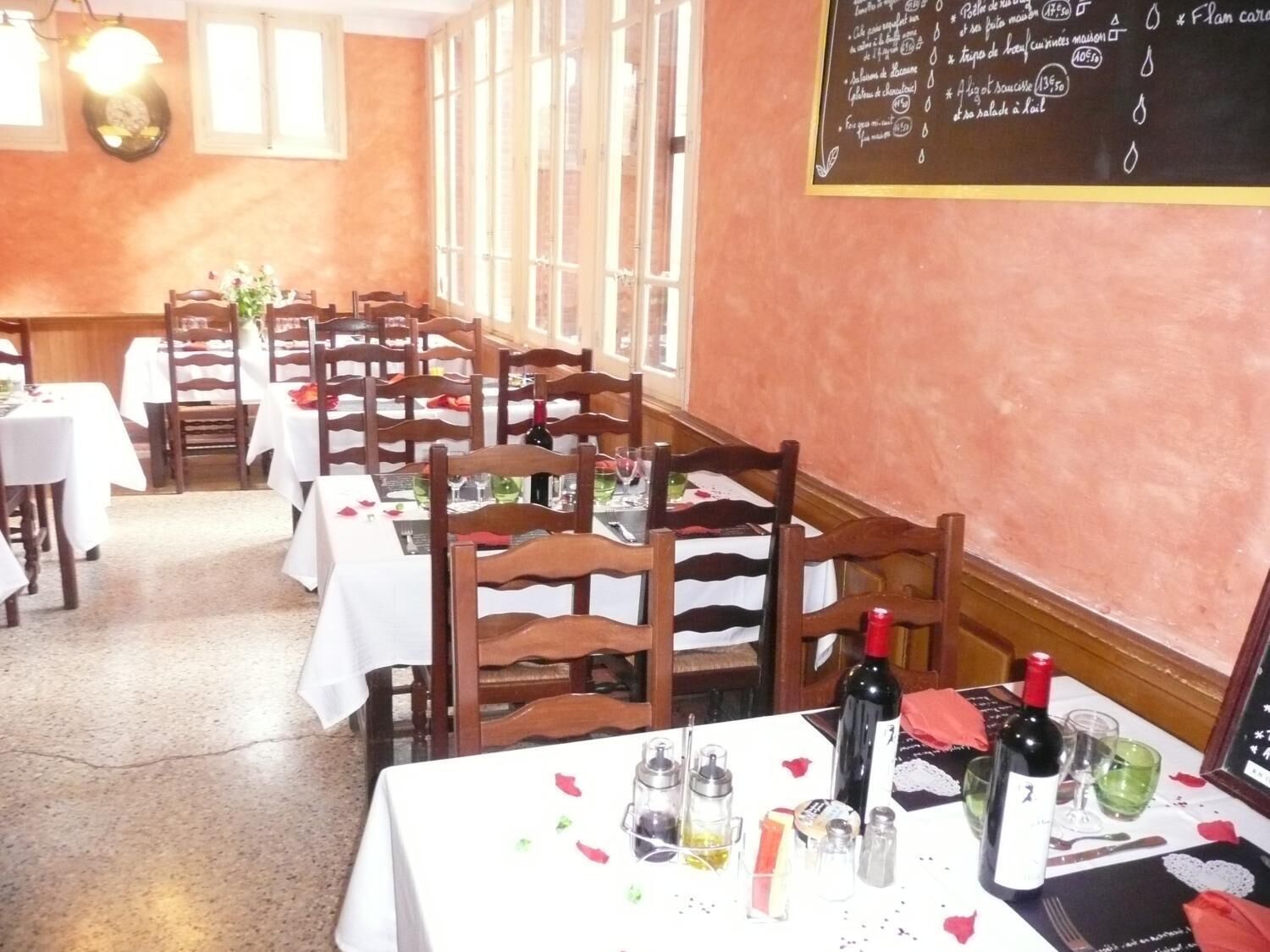 供應早餐、午餐和晚餐，法國料理