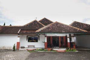 A traditional building with a tiled roof and a sign that reads "Jalan Kilan."