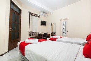 Premium Twin Room | Desk, free WiFi, bed sheets - RedDoorz near Brawijaya University (Malang)