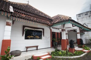 Property entrance - RedDoorz near Brawijaya University (Malang)