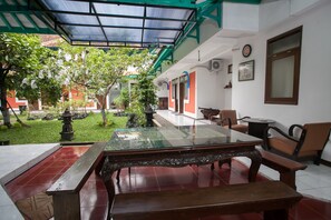 Exterior detail - RedDoorz near Brawijaya University (Malang)