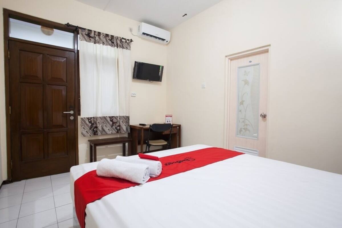 Desk, free WiFi, bed sheets