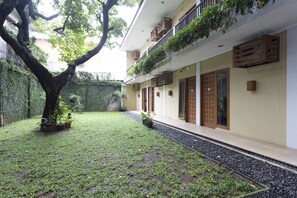 Courtyard - RedDoorz Plus near Cilandak Town Square 2 (Jakarta)