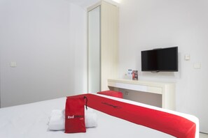 Escritorio, wifi gratis y ropa de cama 
