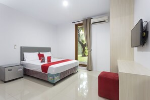 Double Room | Desk, free WiFi, bed sheets - RedDoorz Plus near Cilandak Town Square 2 (Jakarta)