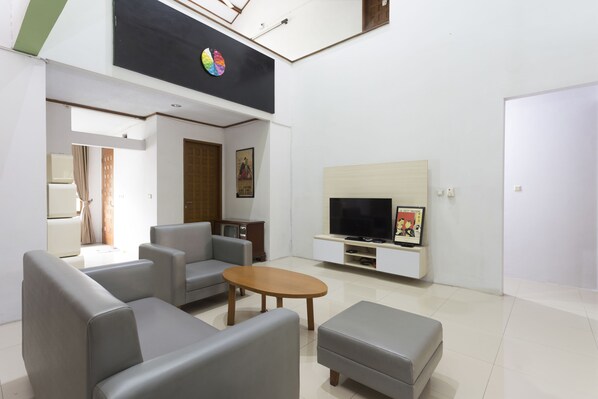 Double Room | Living area | Flat-screen TV - RedDoorz Plus near Cilandak Town Square 2 (Jakarta)