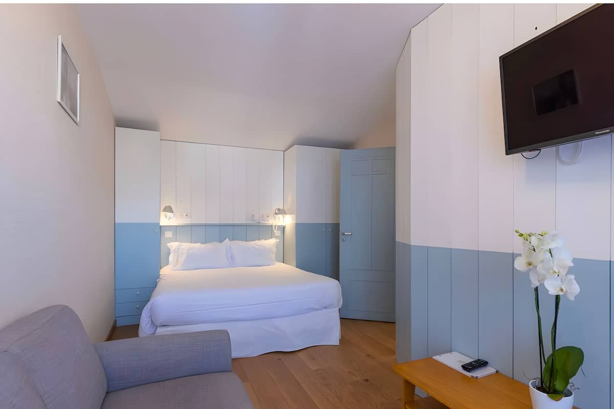 In-room safe, desk, iron/ironing board, free WiFi