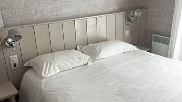 Coffres-forts dans les chambres, bureau, fer et planche à repasser