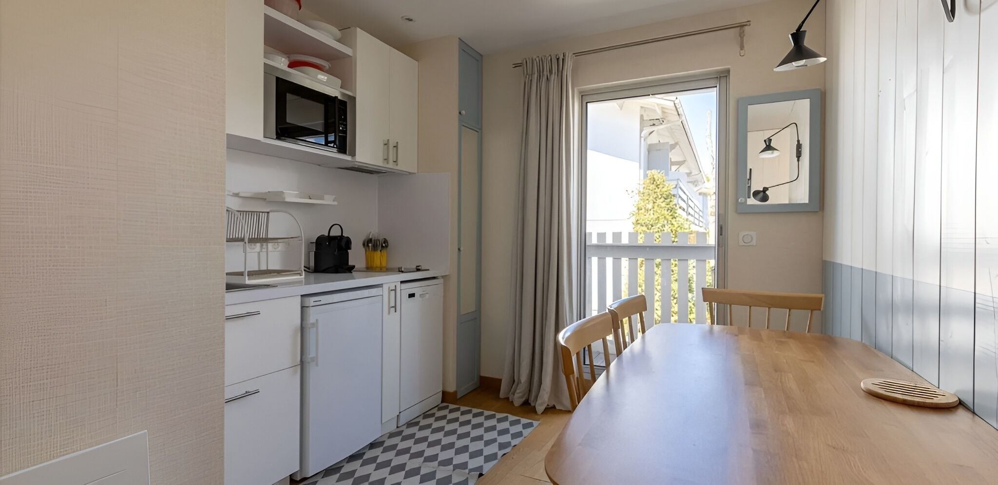 Habitación triple, balcón | Ropa de cama de alta calidad y caja de seguridad en la habitación 