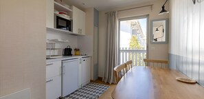 Triple Room, Balcony | Premium bedding, in-room safe, iron/ironing board, free WiFi