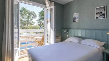 Coffres-forts dans les chambres, bureau, fer et planche à repasser