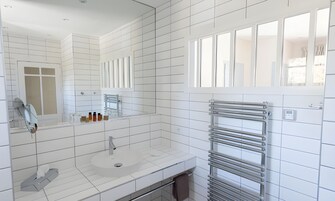 Secador de pelo, toallas, jabón, shampoo