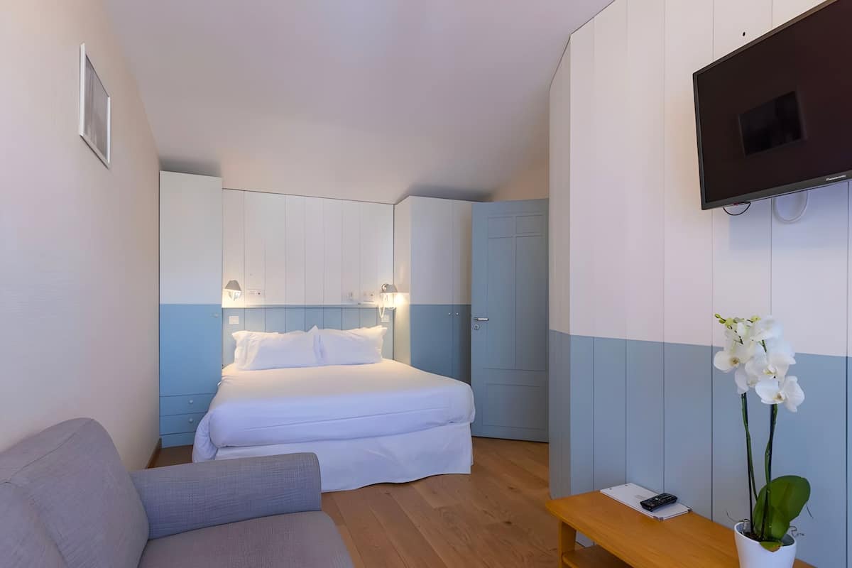 In-room safe, desk, iron/ironing board, free WiFi