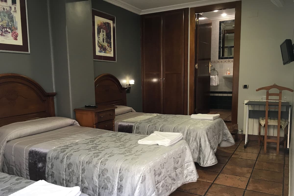 Escritorio, wifi gratis y ropa de cama