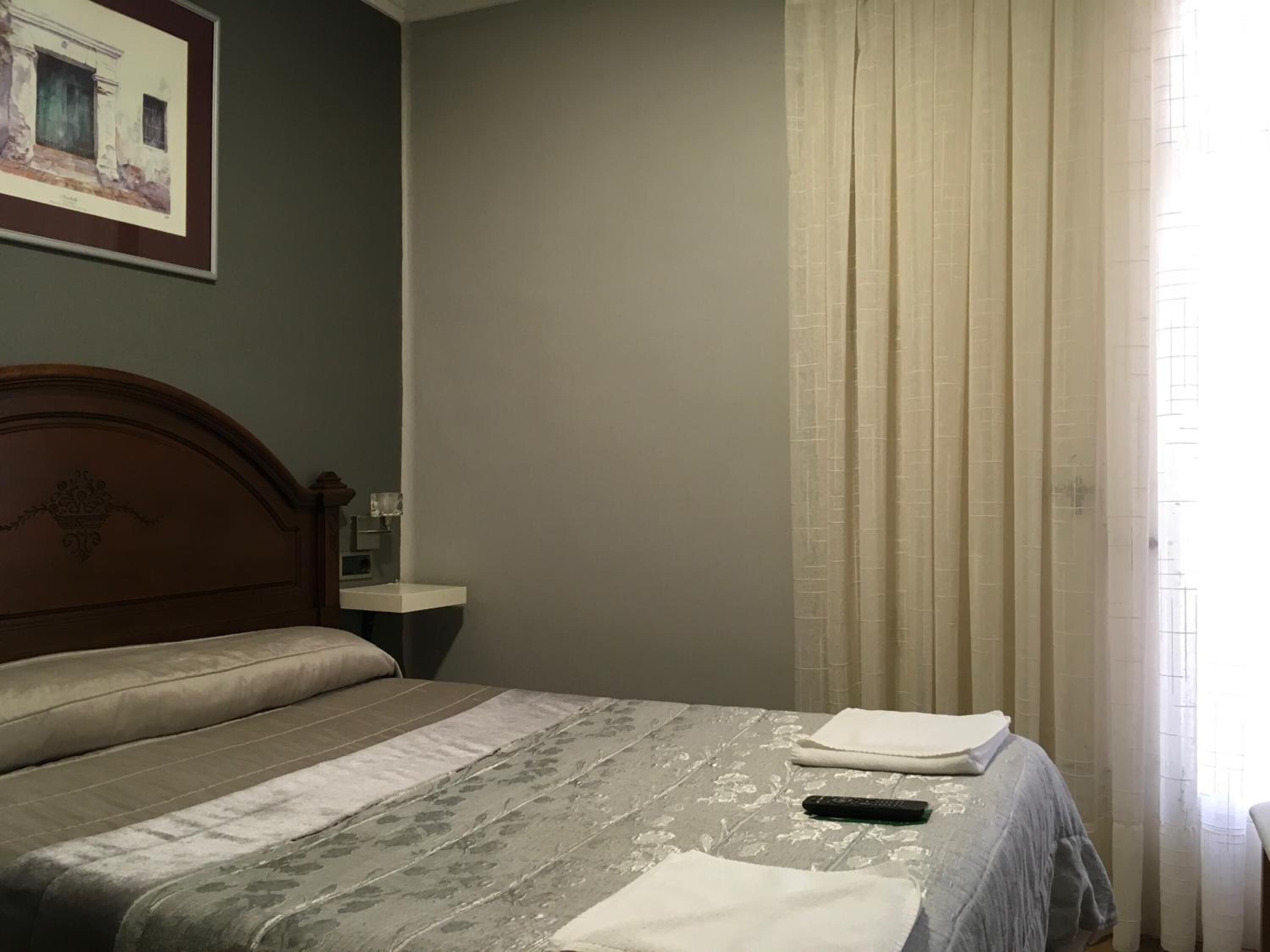 办公桌、免费 WiFi、床单