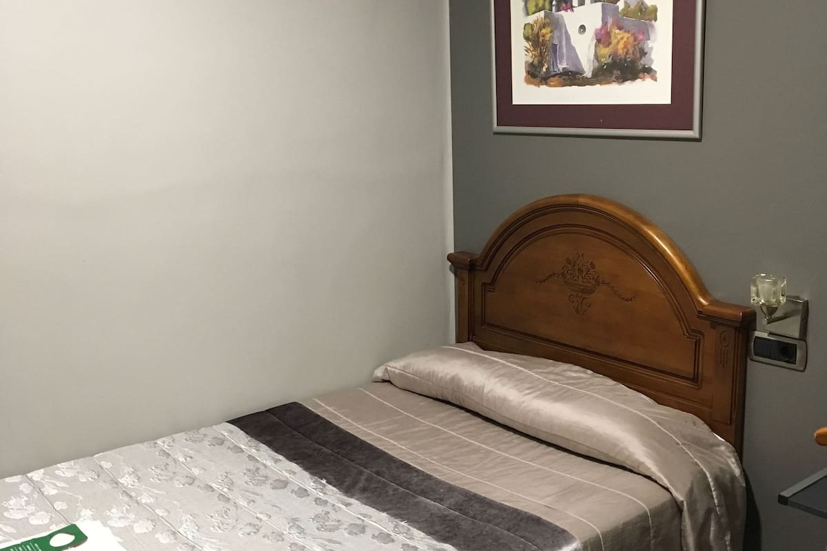 Escritorio, wifi gratis y ropa de cama
