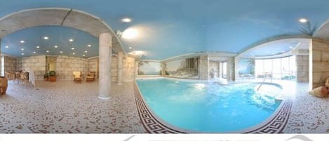 Piscine couverte, accès possible de 07 h 00 à 22 h 00, chaises longues