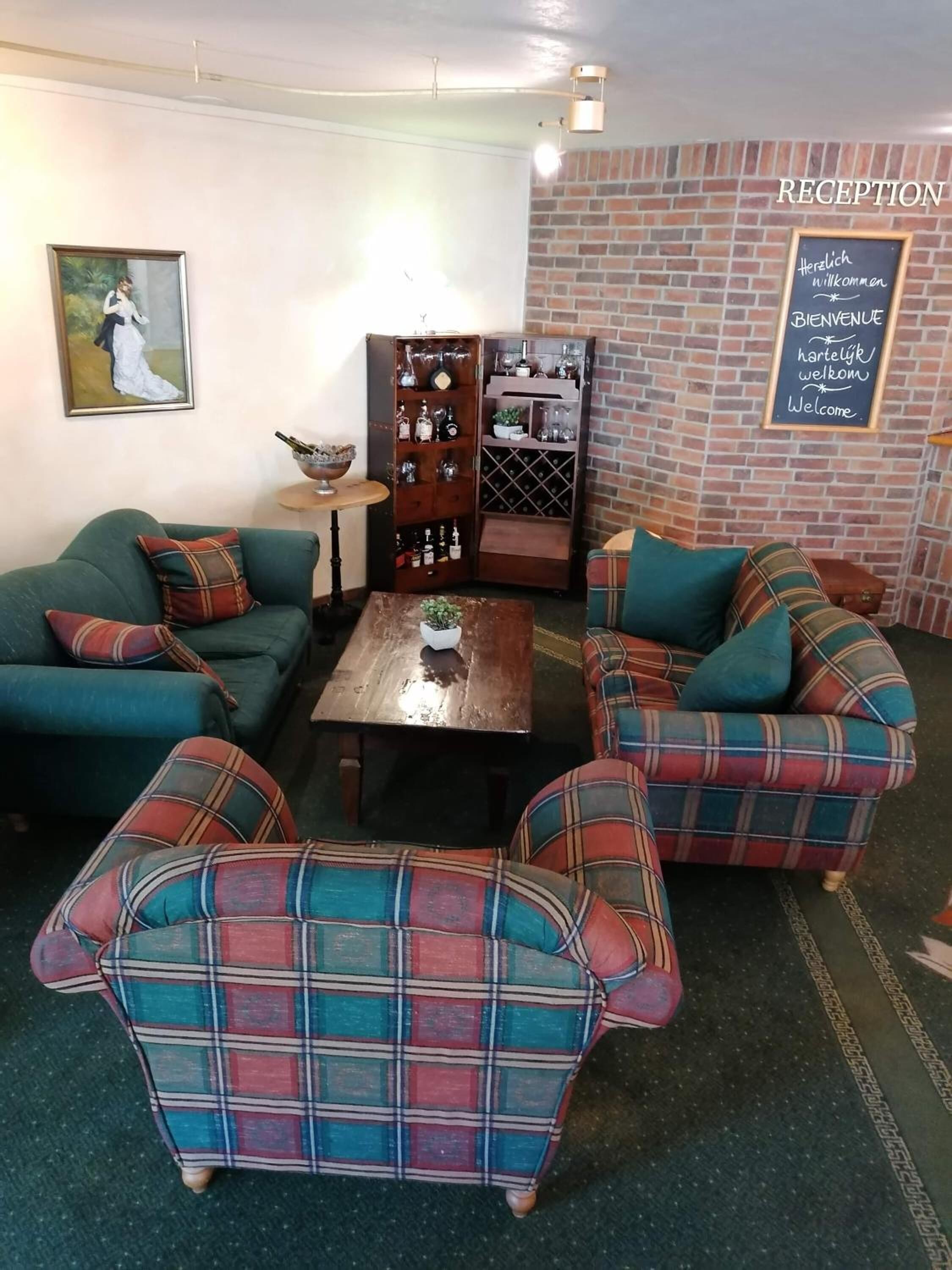 40-inch flat-screen tv with satellite channels, tv