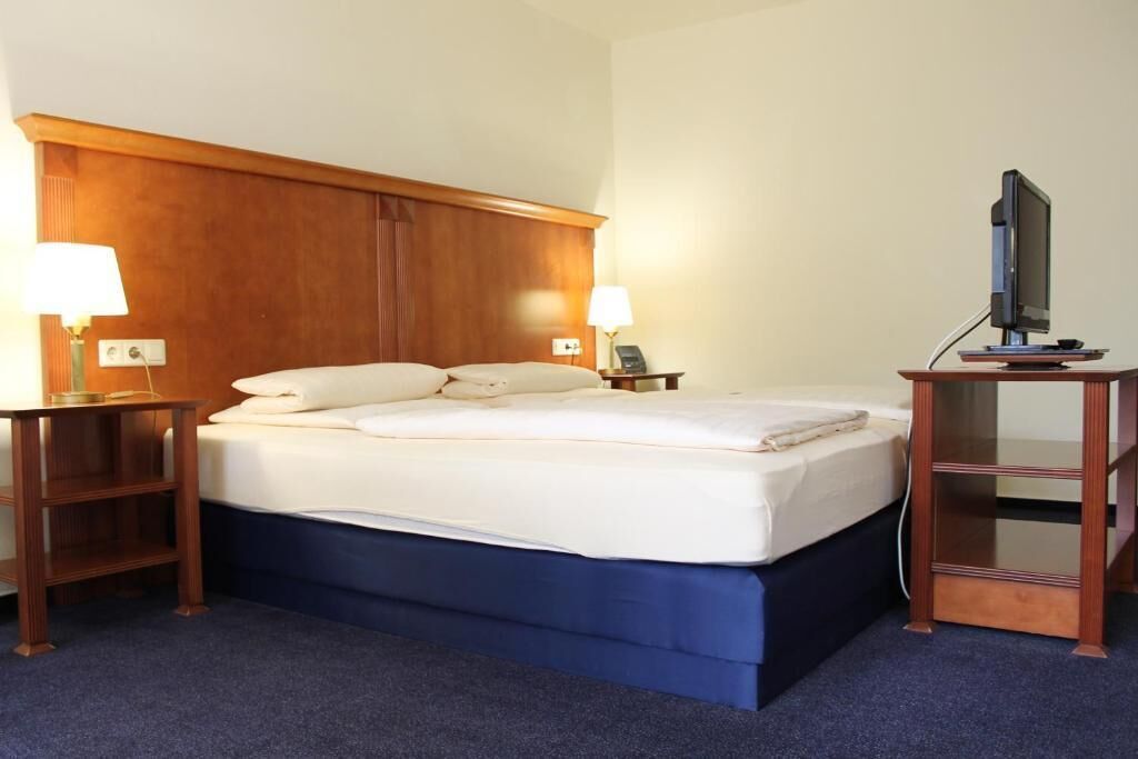 in-room safe, desk, laptop workspace, blackout curtains