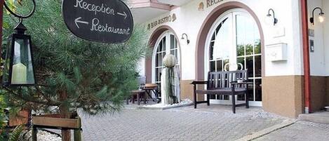 A reception area with a sign pointing to the restaurant.