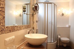 Gratis toiletartikelen, een haardroger, handdoeken, zeep