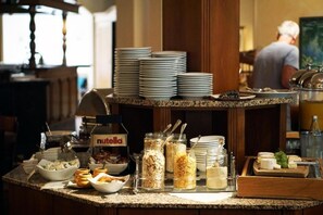 Se sirven desayunos, cenas y cocina alemana