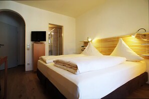 Habitación junior doble | Caja fuerte, escritorio, espacio para trabajar con un portátil