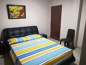 Desk, iron/ironing board, free WiFi, bed sheets - Hotel Granada Inn (Barranquilla)