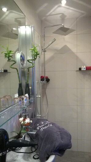 Double Room, Non Smoking | Bathroom | Shower, free toiletries, hair dryer, bathrobes - Pension Pauly (Boppard)