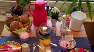 Daily cooked-to-order breakfast (EUR 13.5 per person)