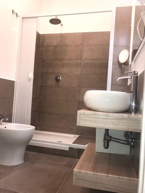 Shower, free toiletries, hair dryer, bidet - Interno 10 Cavour (Naples)