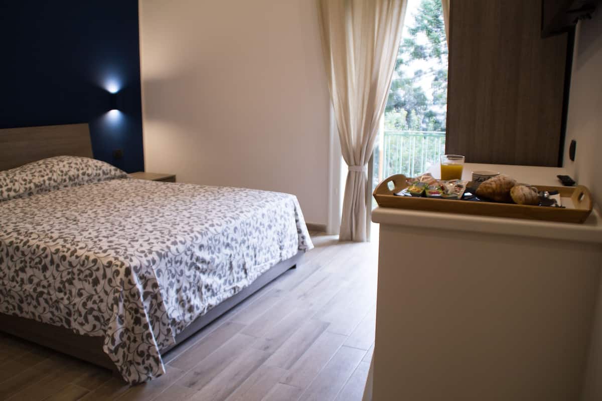 Kamar Double Comfort, kamar mandi pribadi, pemandangan kota | 1 kamar tidur, seprai premium, meja kerja, dan setrika/meja setrika