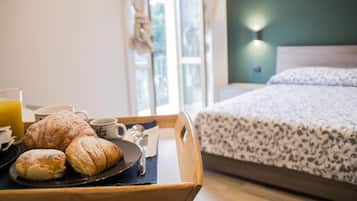 1 Schlafzimmer, hochwertige Bettwaren, Schreibtisch