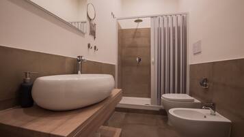 Comfort-Doppelzimmer, mit Bad | Badezimmer | Dusche, kostenlose Toilettenartikel, Haartrockner, Bidet