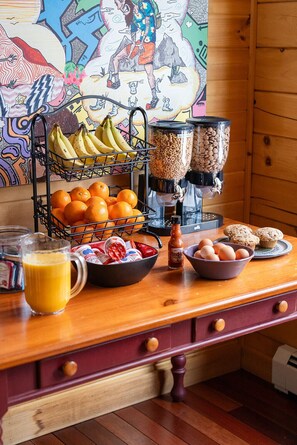 Free daily continental breakfast  - Hostel Of Maine (Kingfield)