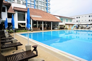 Outdoor pool, open 8 AM to 8 PM, pool loungers - Hua Hin Sport Villa (Hua Hin)