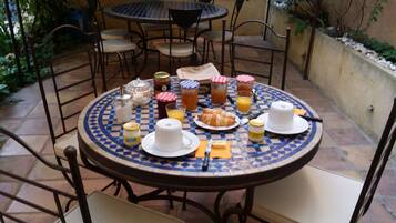 Free daily continental breakfast