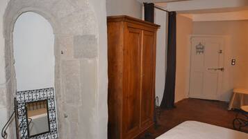 Phòng 3 (Thoronet) | Trang trí khác biệt, trang bị nội thất với thiết kế riêng biệt