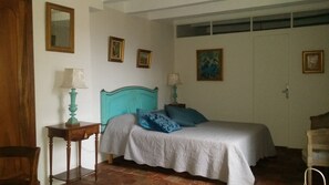 Individually decorated, individually furnished, blackout drapes - Maison Saint-Louis (Besse-sur-Issole)