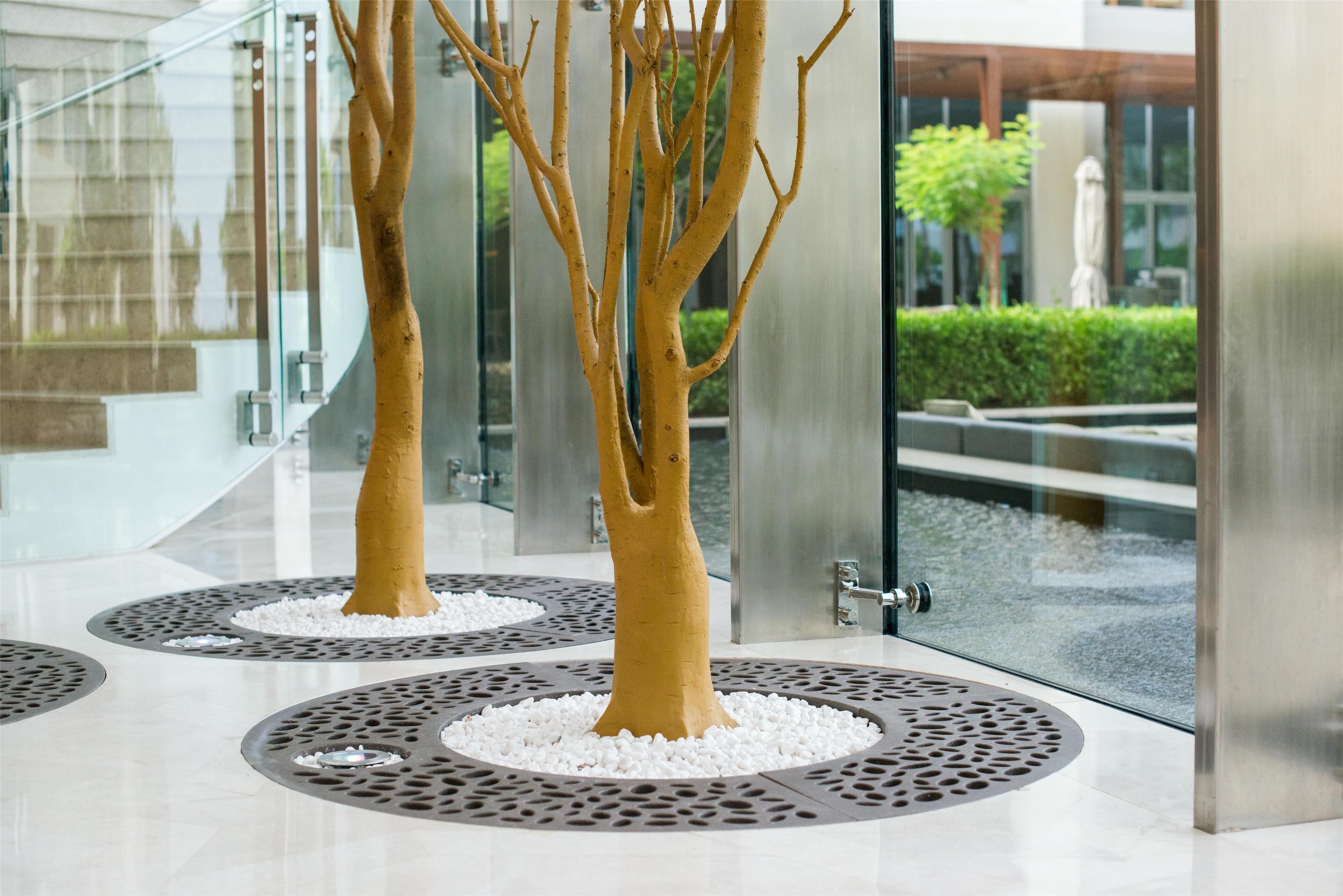 4 restaurants, breakfast, lunch, dinner served; international cuisine