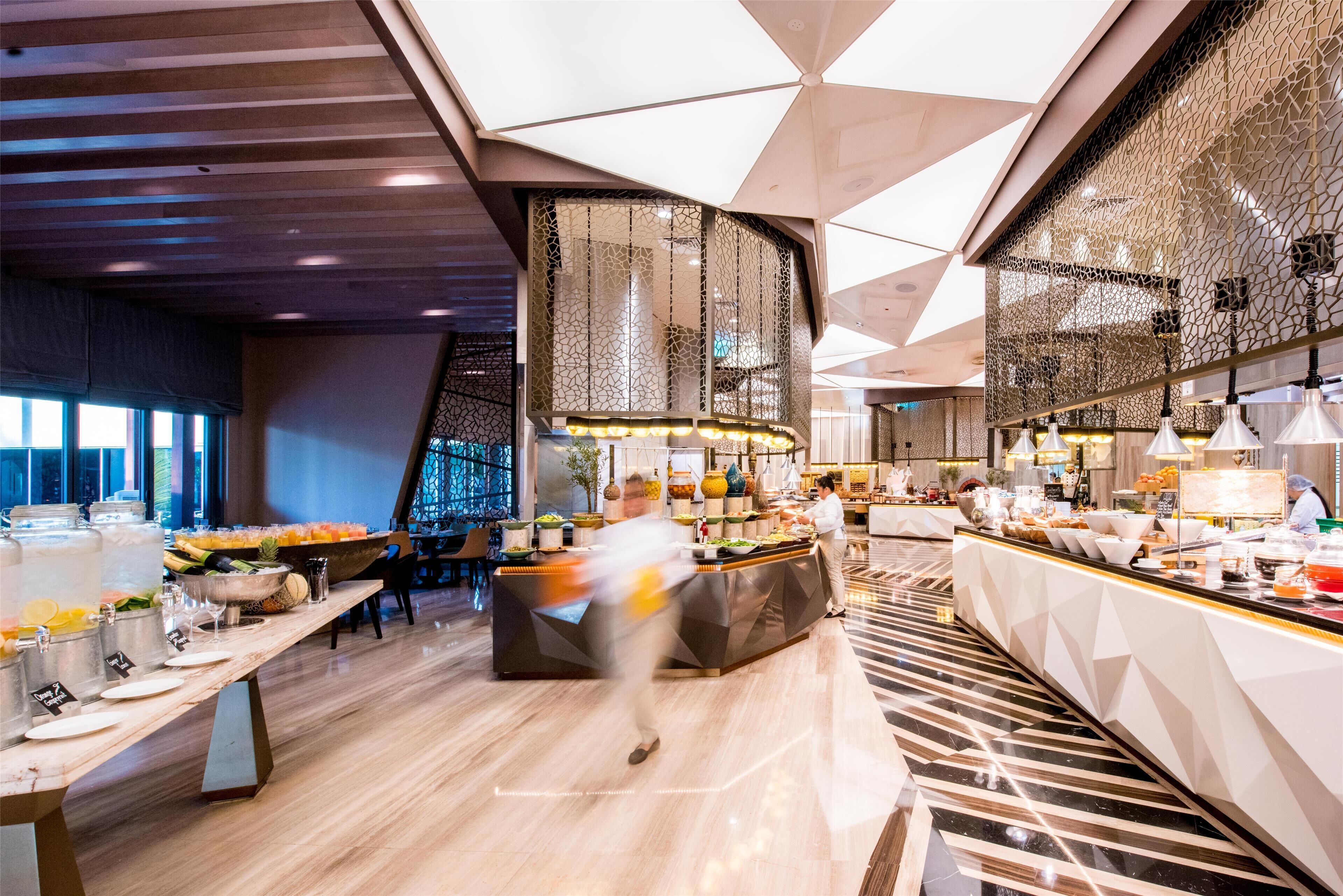 4 restaurants, breakfast, lunch, dinner served; international cuisine