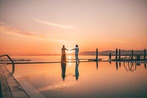 2 hồ bơi ngoài trời, ghế dài tắm nắng 