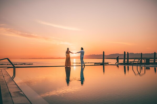 2 outdoor pools, sun loungers