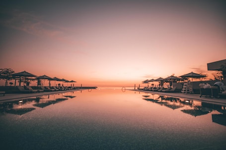2 piscinas al aire libre, sillones reclinables de piscina. Kempinski Hotel Muscat