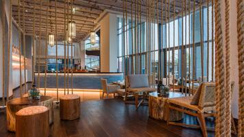 4 restaurants; breakfast, lunch, dinner, and brunch served